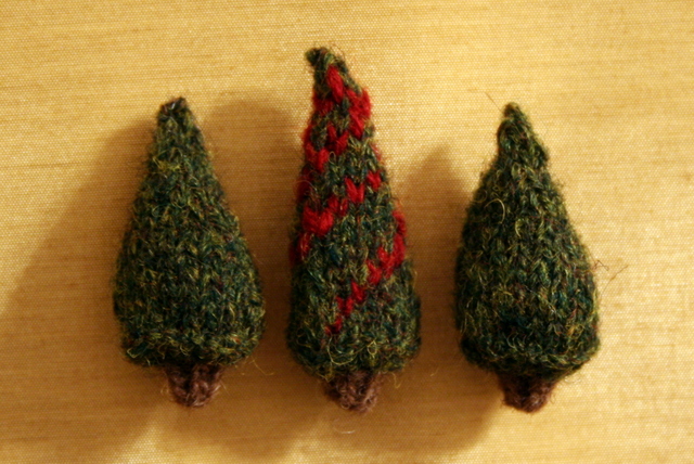 tiny knitted Christmas tree